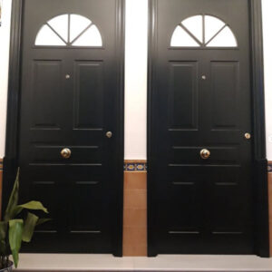 puertas de acceso con un acabado lacado en negro