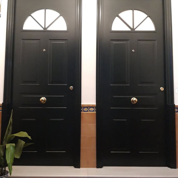 puertas de acceso con un acabado lacado en negro