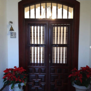 puerta principal de madera tallada