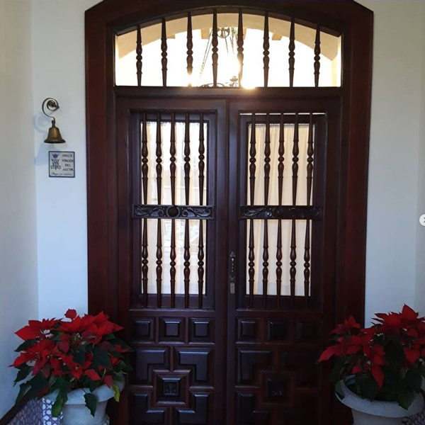 puerta principal de madera tallada