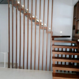 escalera flotante con peldaños macizos