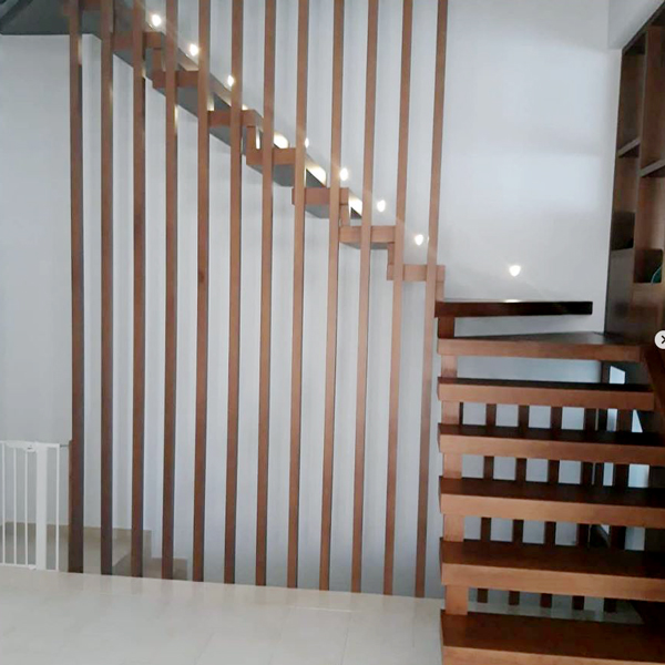 escalera flotante con peldaños macizos